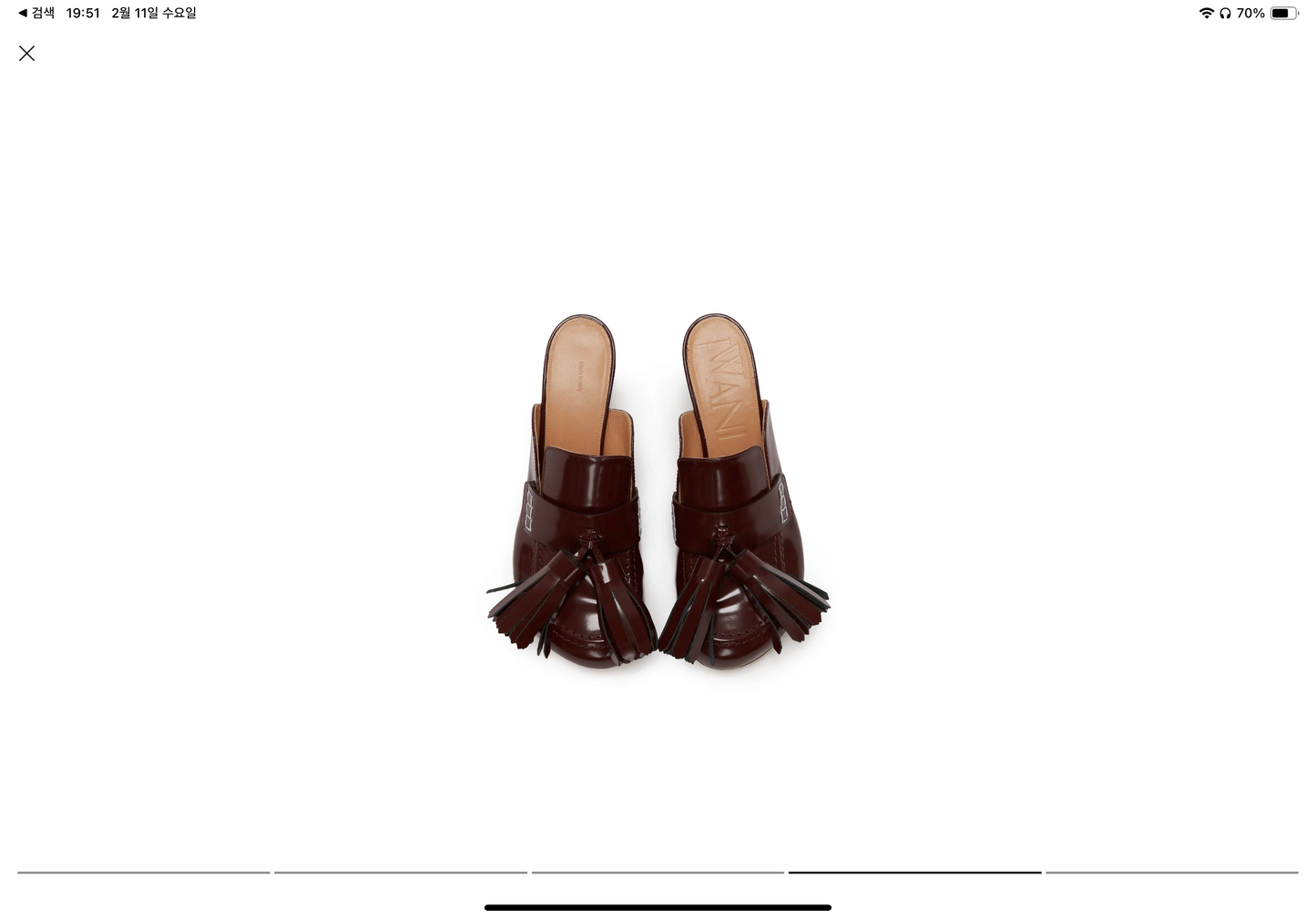 JW Anderson
tassel-detail leather mules